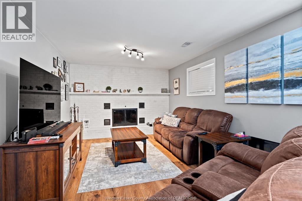 Photo 18 of 70 Kingsway Court, Essex ON
