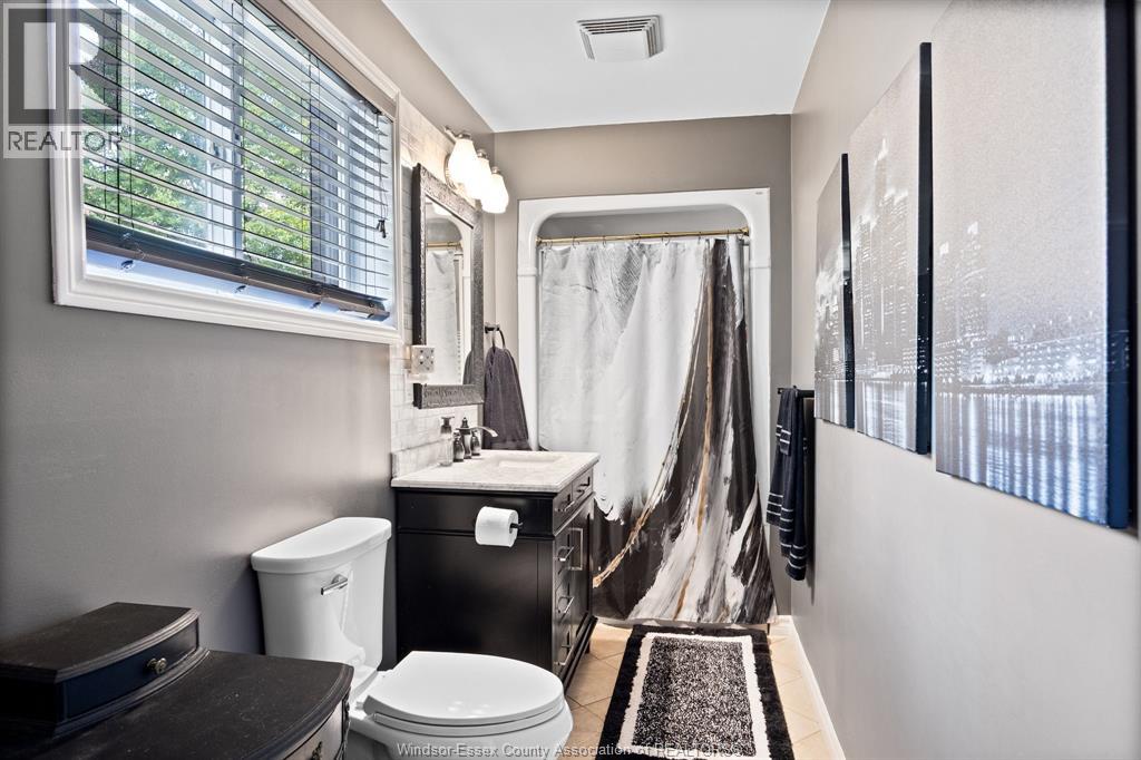 Photo 19 of 70 Kingsway Court, Essex ON