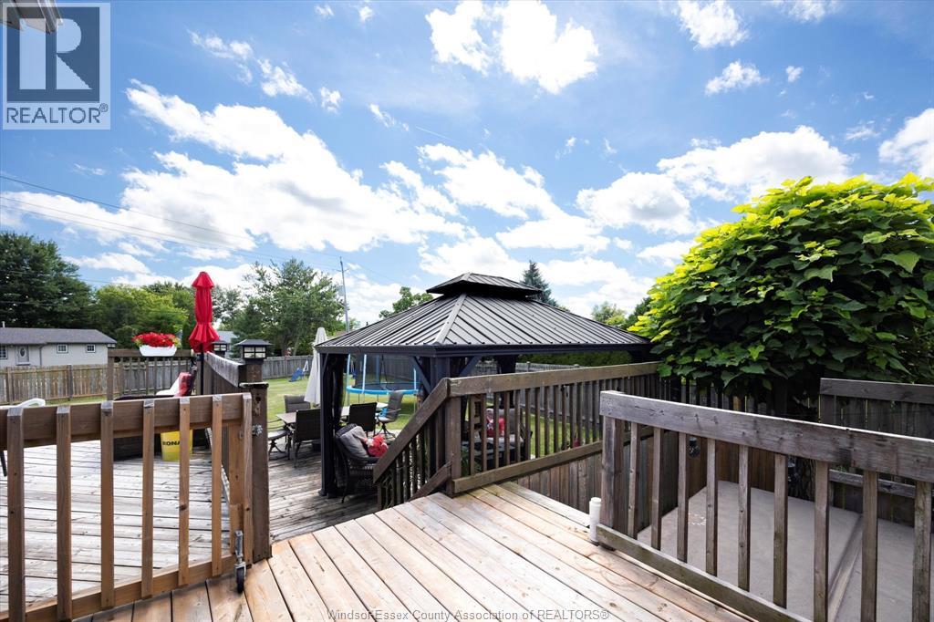 Photo 24 of 70 Kingsway Court, Essex ON