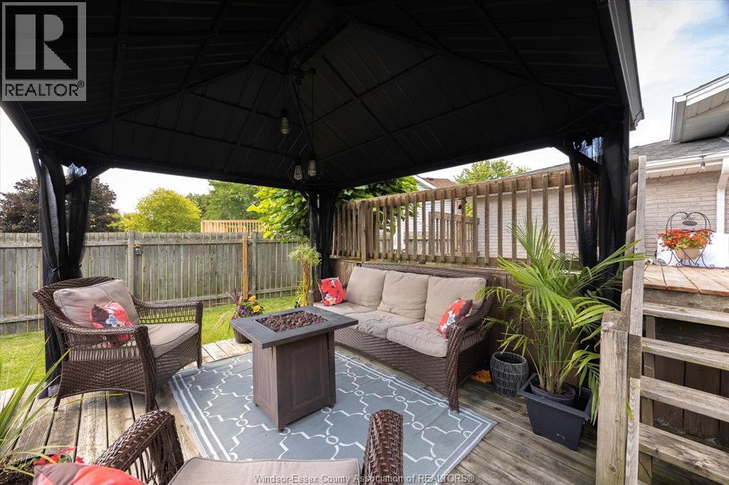 Photo 25 of 70 Kingsway Court, Essex ON