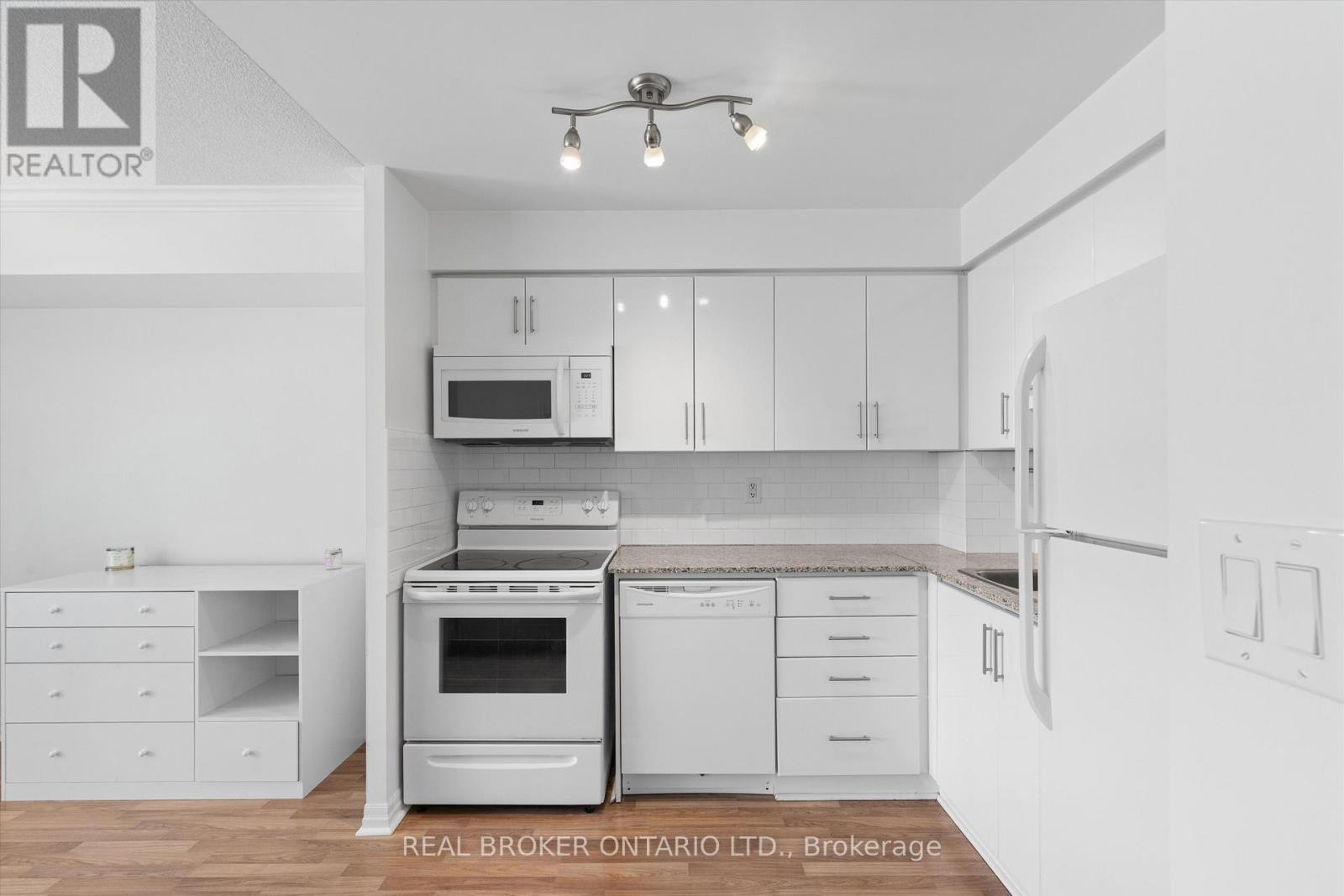 Photo 8 of 216 2035 Sheppard Avenue E, Toronto ON