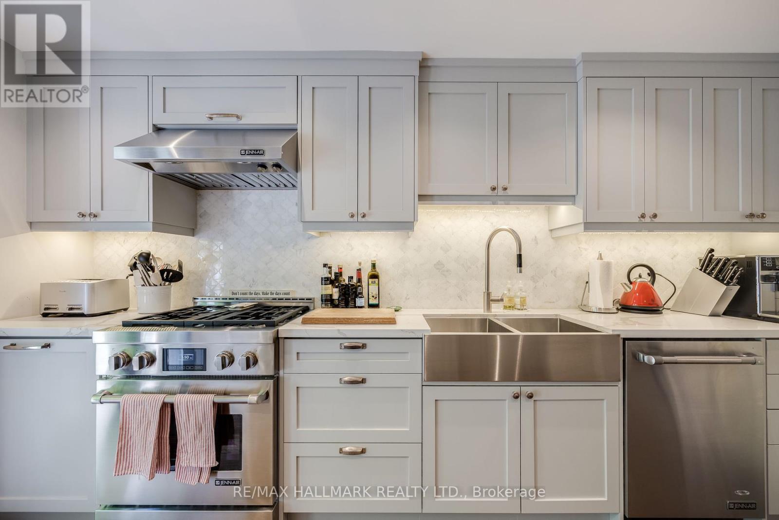 Photo 17 of 27 Bishop Street, Toronto ON