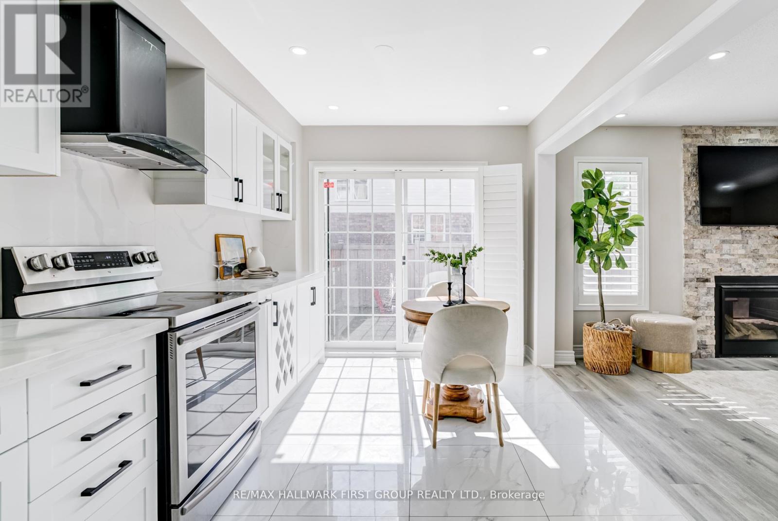 Photo 3 of 35 Elliottglen Drive, Ajax ON