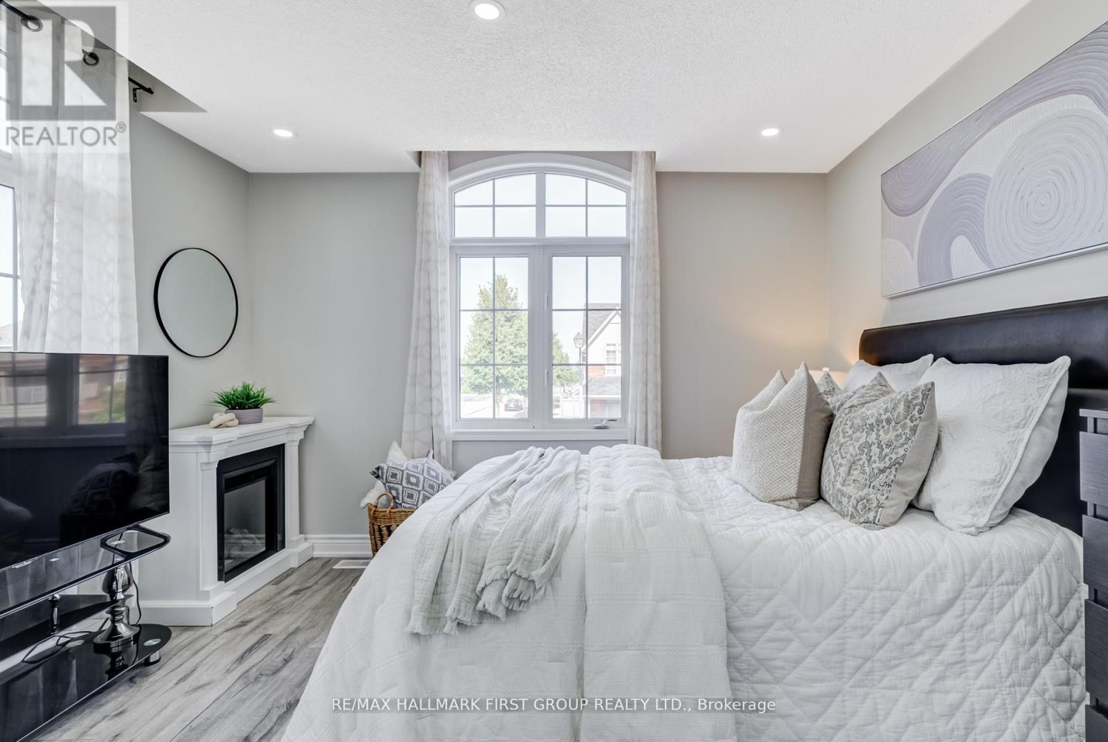 Photo 17 of 35 Elliottglen Drive, Ajax ON