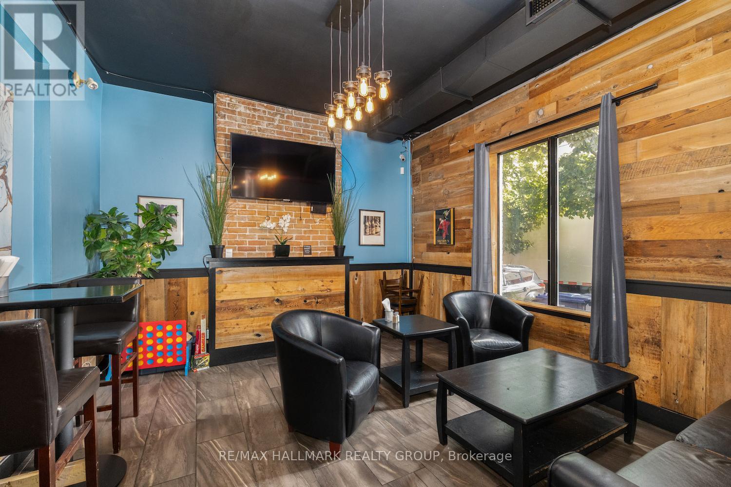Photo 1 of 246 Laurier Avenue E, Ottawa ON