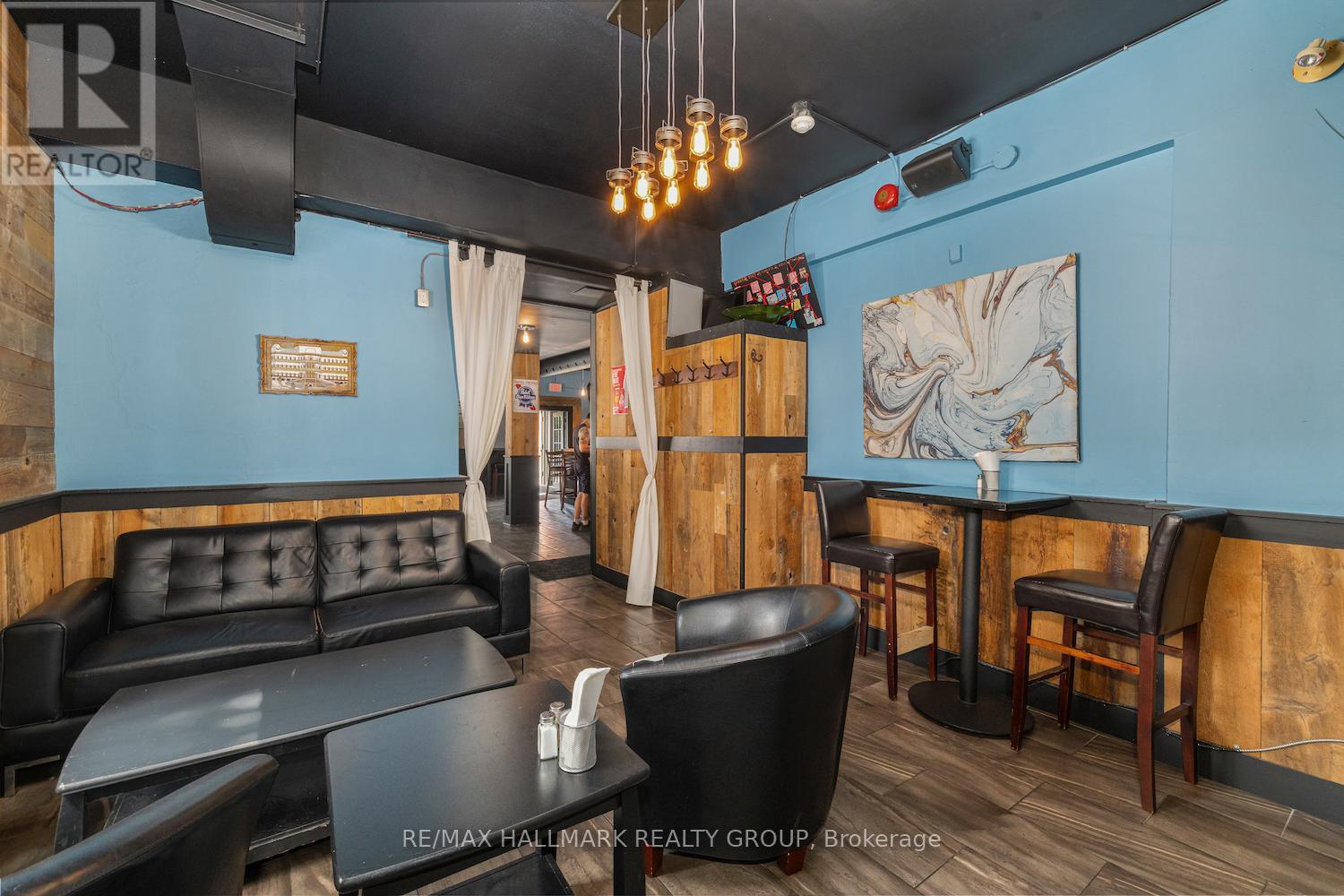 Photo 10 of 246 Laurier Avenue E, Ottawa ON