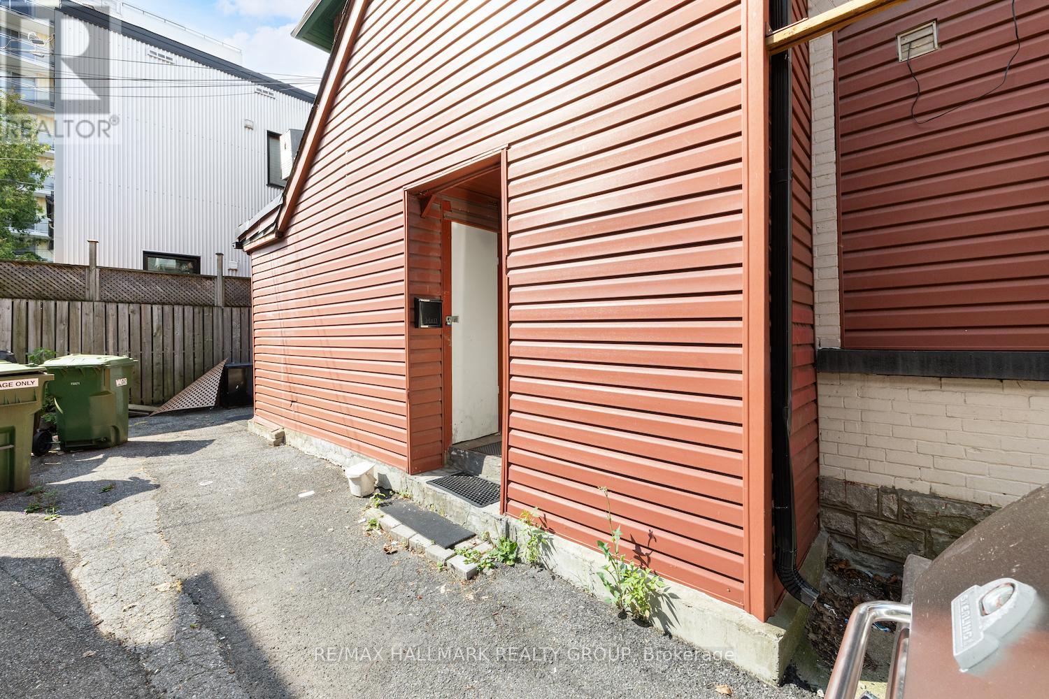 Photo 3 of 246 Laurier Avenue E, Ottawa ON