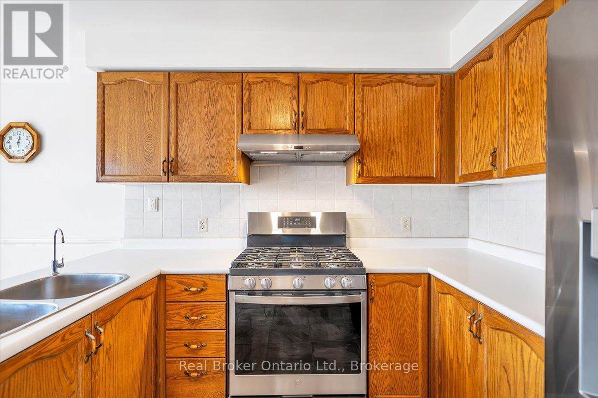 Photo 7 of 961 Ridge Valley Drive, Oshawa ON