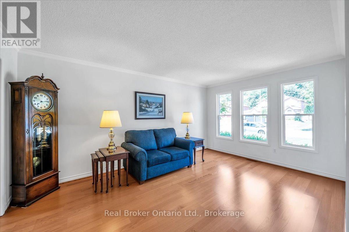 Photo 4 of 961 Ridge Valley Drive, Oshawa ON