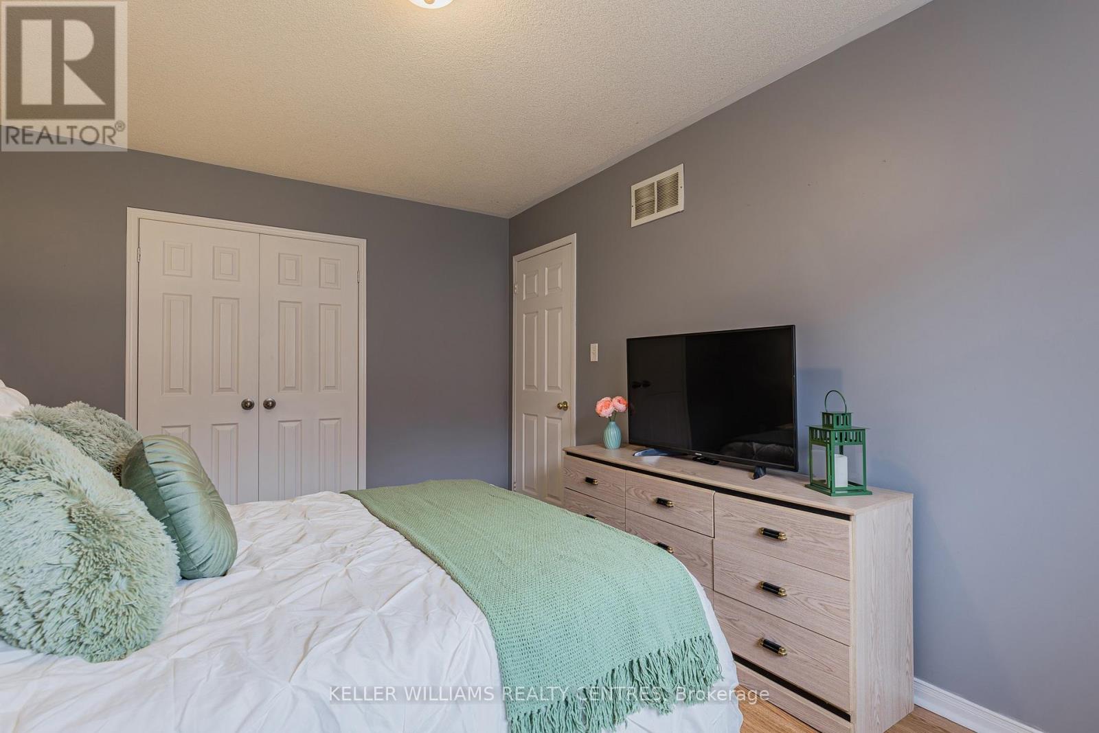 Photo 16 of 78 Clearmeadow Boulevard, Newmarket ON