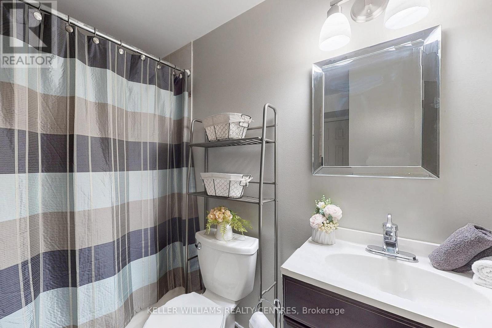 Photo 30 of 78 Clearmeadow Boulevard, Newmarket ON