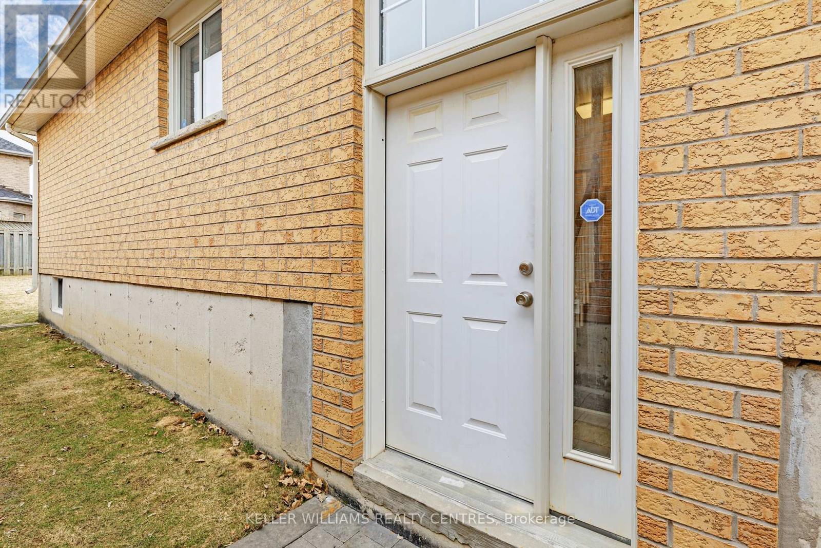 Photo 33 of 78 Clearmeadow Boulevard, Newmarket ON