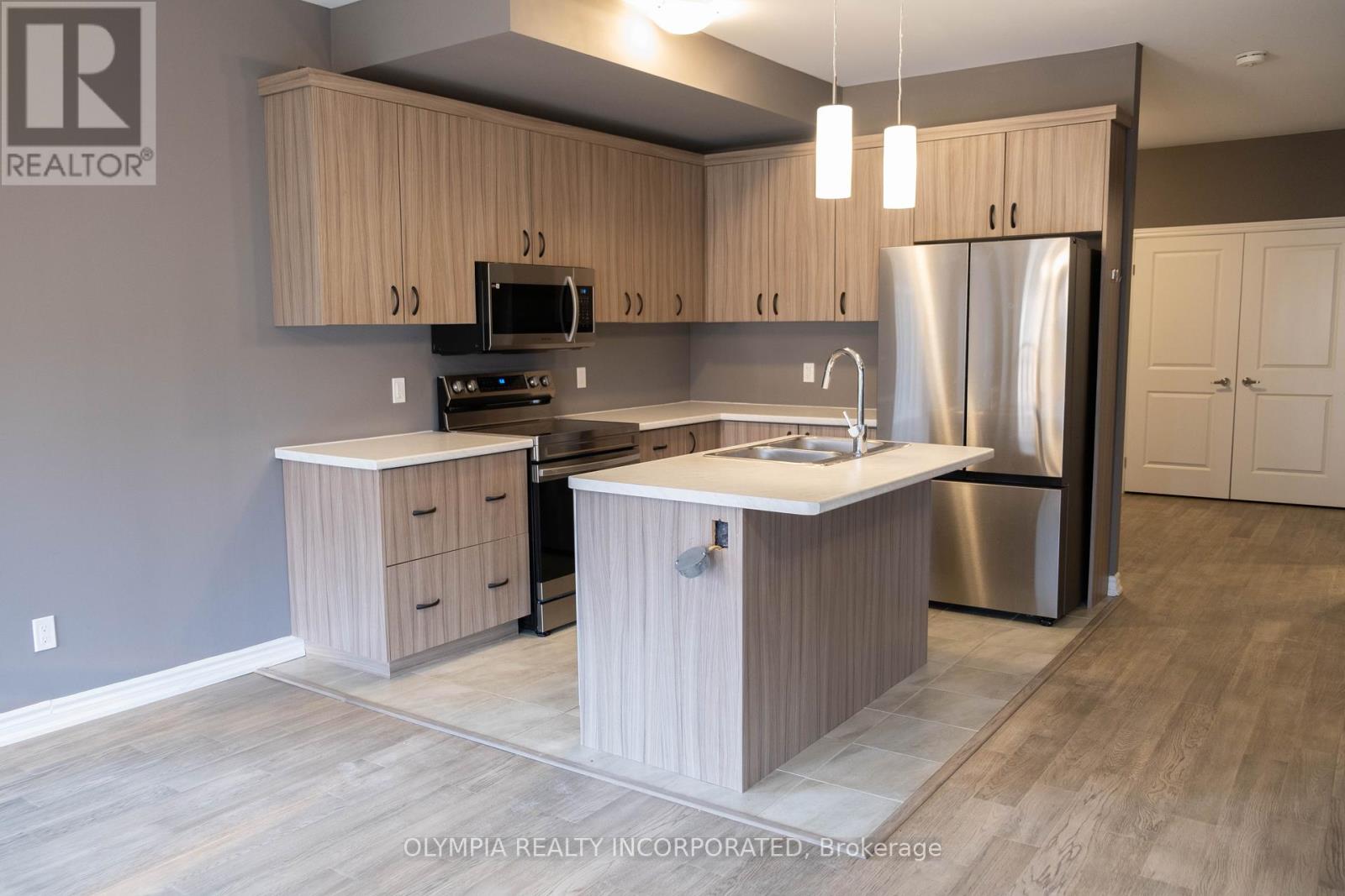 Photo 3 of 99 Louise Street, Welland ON
