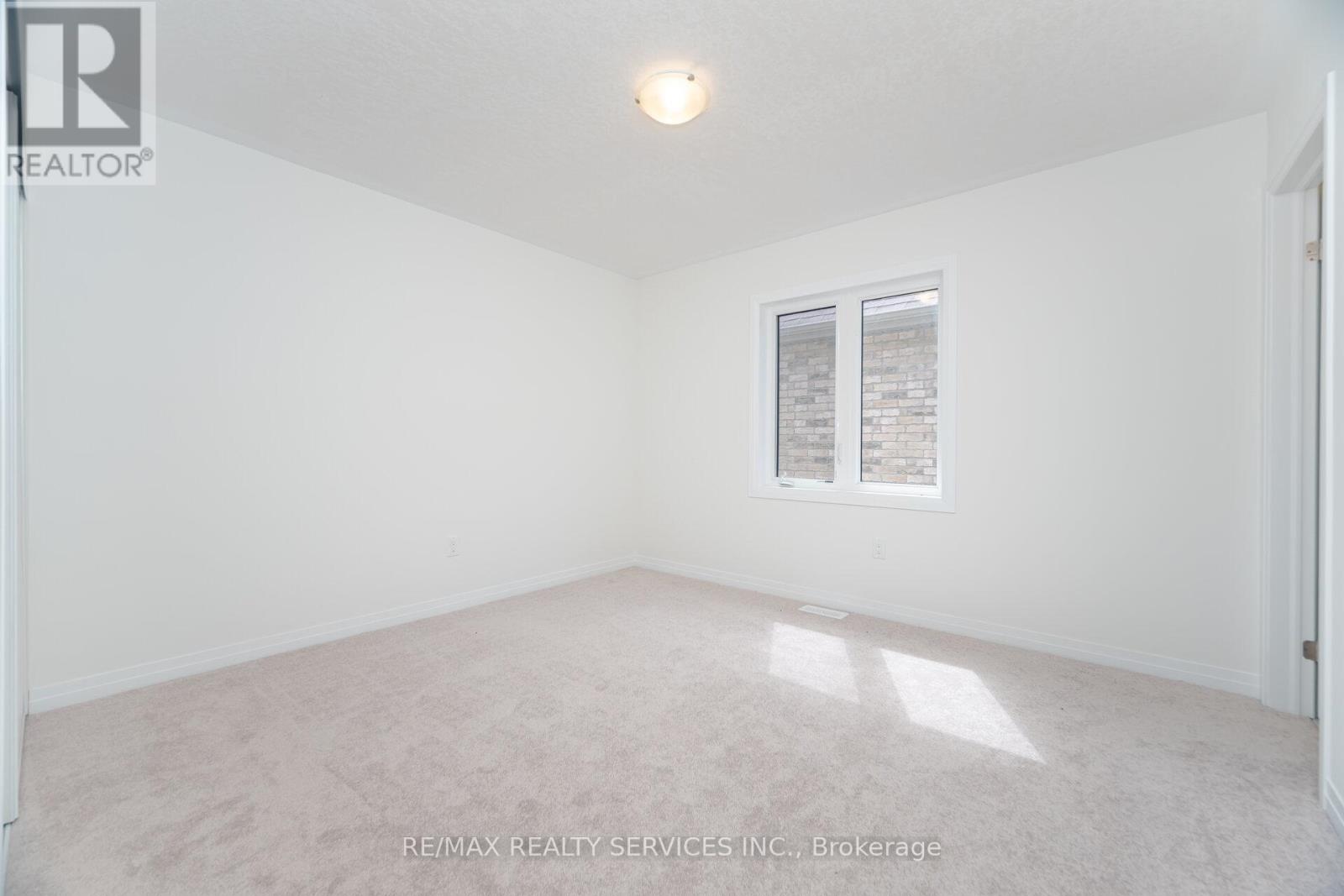 Photo 35 of 66 Prince Philip Boulevard, North Dumfries ON