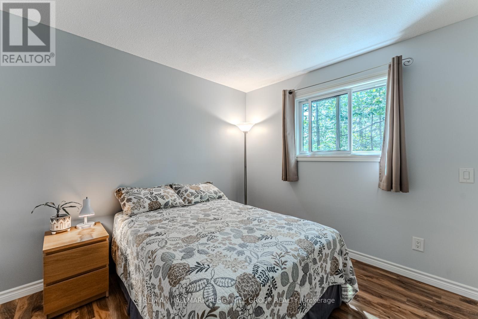Photo 15 of 19 Oakridge Drive, Barrie ON
