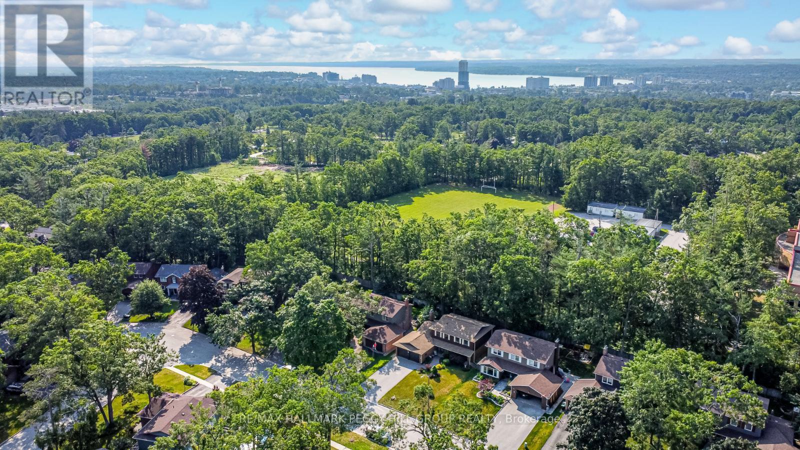 Photo 2 of 19 Oakridge Drive, Barrie ON