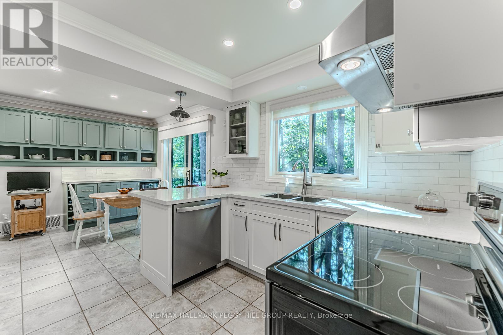 Photo 5 of 19 Oakridge Drive, Barrie ON