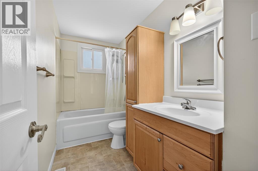 Photo 12 of 330 Somerset Crescent, Sarnia ON