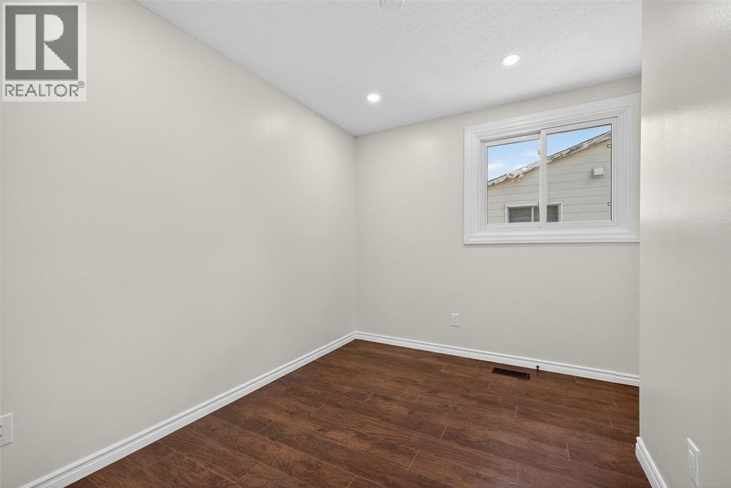Photo 11 of 330 Somerset Crescent, Sarnia ON