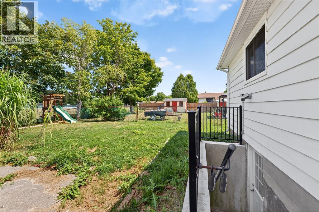 Photo 13 of 330 Somerset Crescent, Sarnia ON