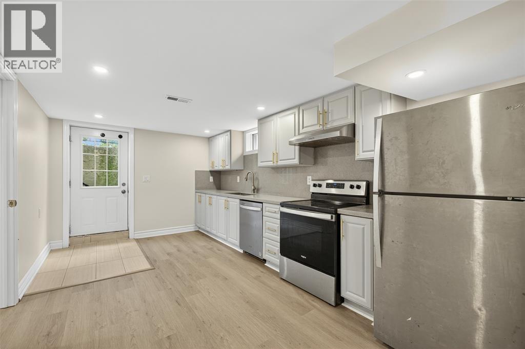 Photo 31 of 330 Somerset Crescent, Sarnia ON