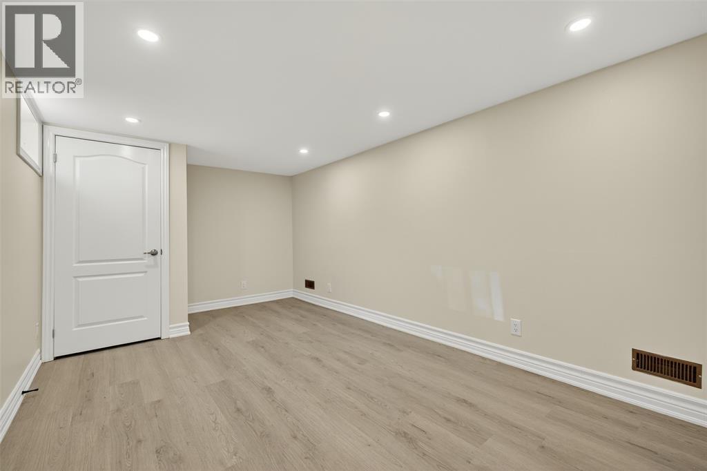 Photo 33 of 330 Somerset Crescent, Sarnia ON