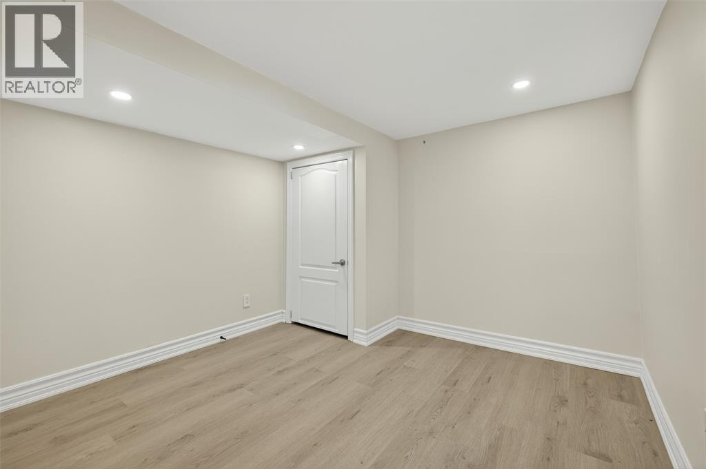 Photo 18 of 330 Somerset Crescent, Sarnia ON