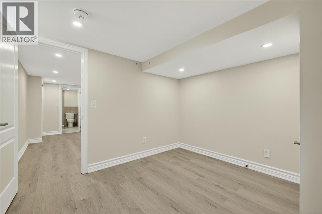 Photo 34 of 330 Somerset Crescent, Sarnia ON