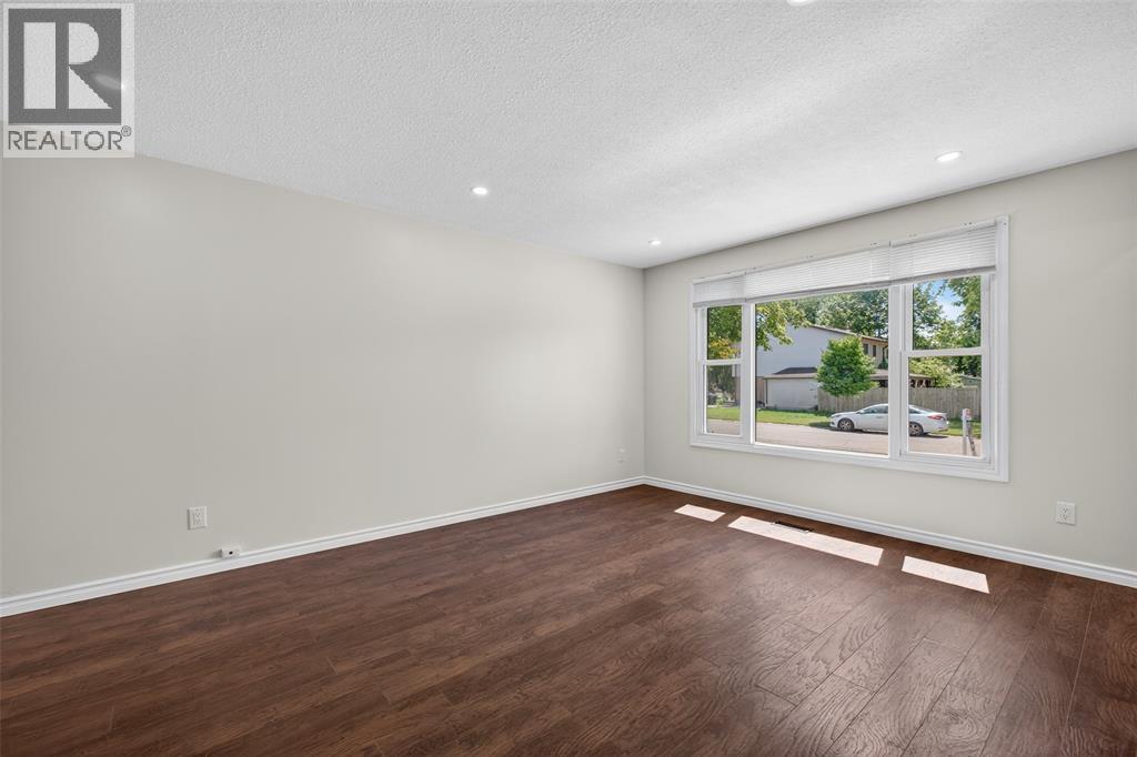 Photo 5 of 330 Somerset Crescent, Sarnia ON