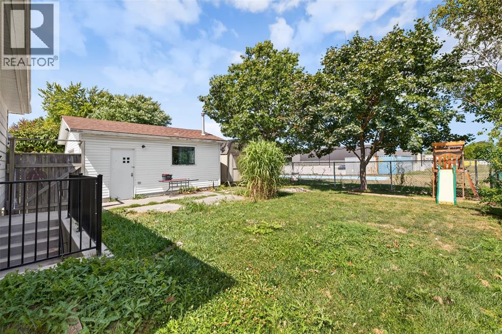Photo 4 of 330 Somerset Crescent, Sarnia ON