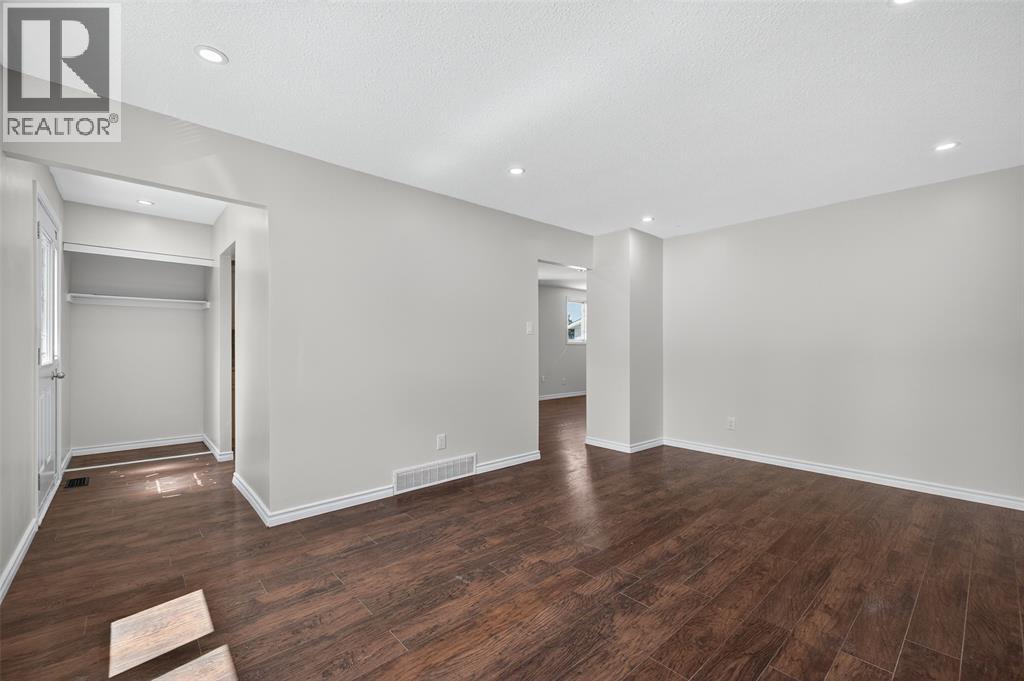 Photo 19 of 330 Somerset Crescent, Sarnia ON