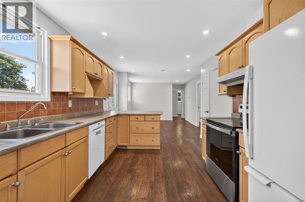 Photo 7 of 330 Somerset Crescent, Sarnia ON