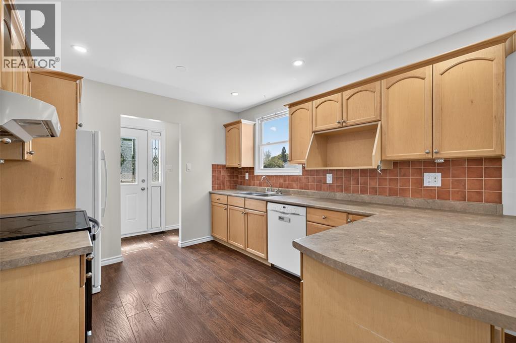 Photo 6 of 330 Somerset Crescent, Sarnia ON