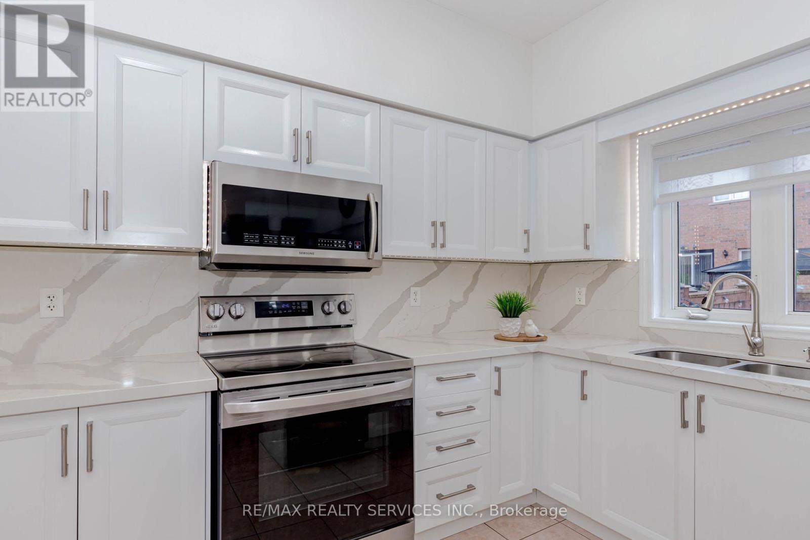 Photo 17 of 10 Cedarsprings Way, Brampton ON