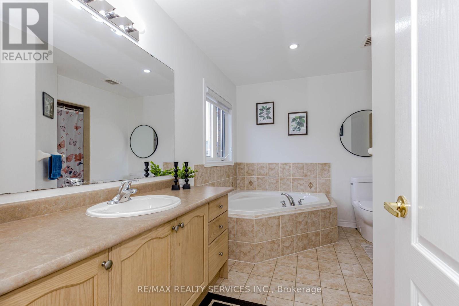 Photo 25 of 10 Cedarsprings Way, Brampton ON