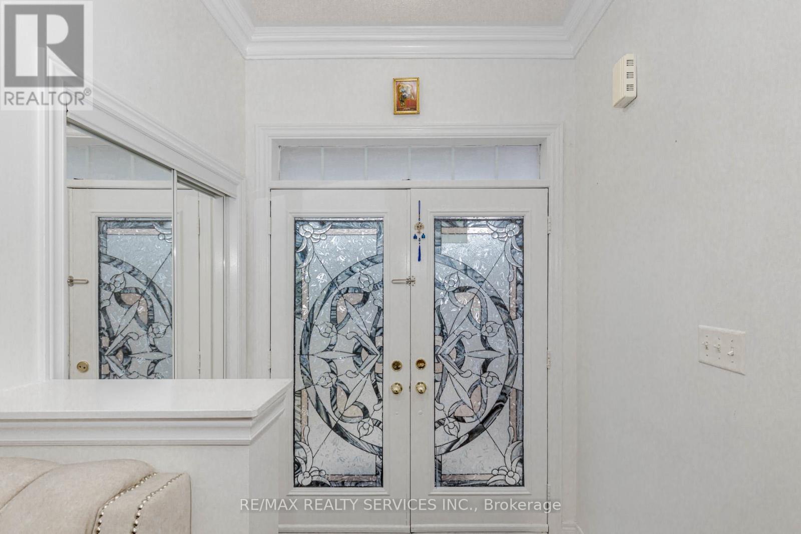 Photo 4 of 10 Cedarsprings Way, Brampton ON