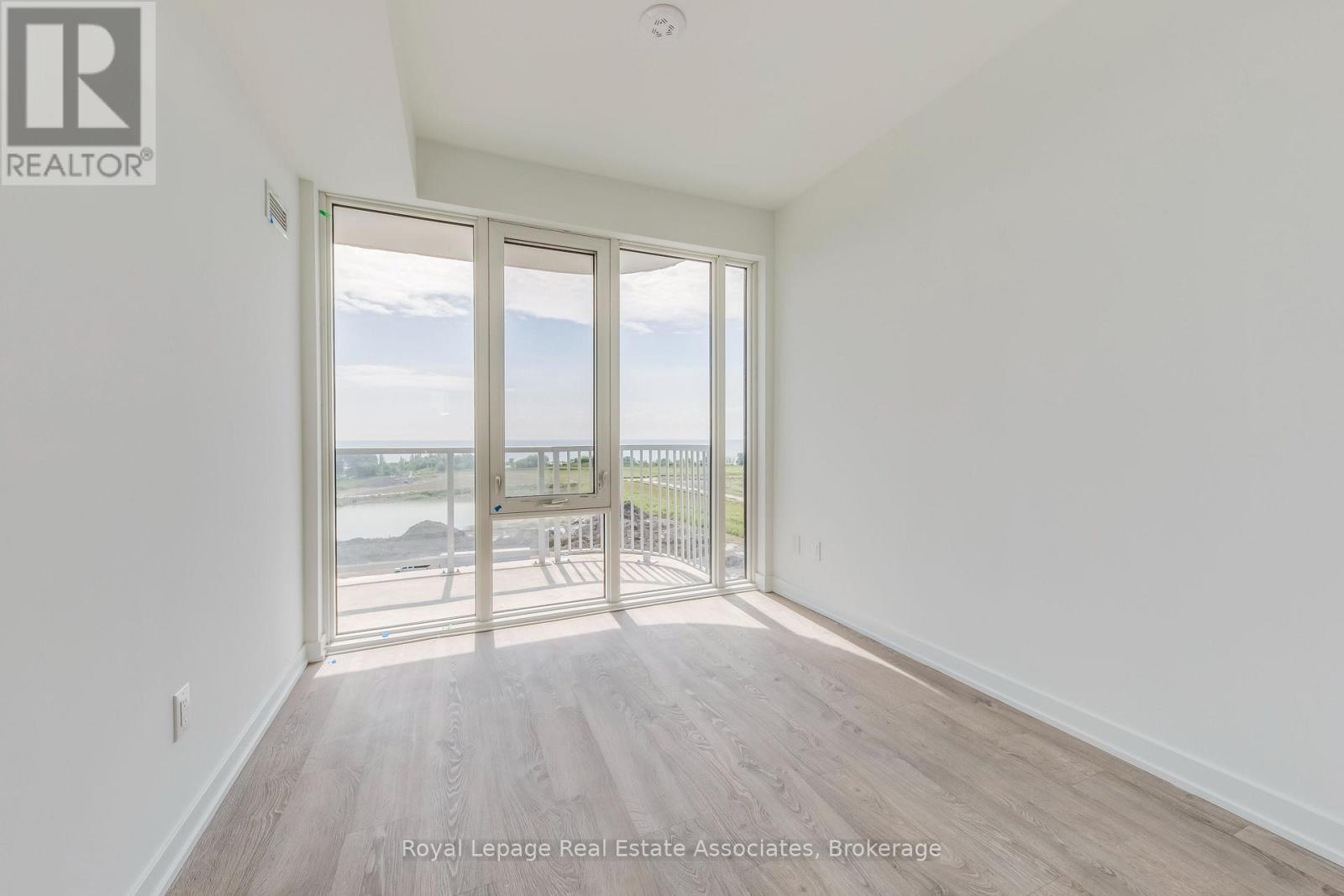 Photo 14 of 806 220 Missinnihe Way, Mississauga ON
