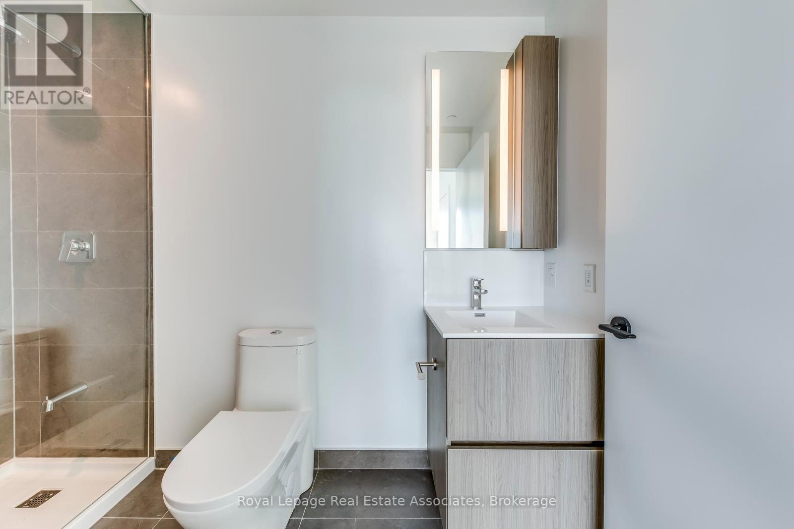 Photo 4 of 806 220 Missinnihe Way, Mississauga ON