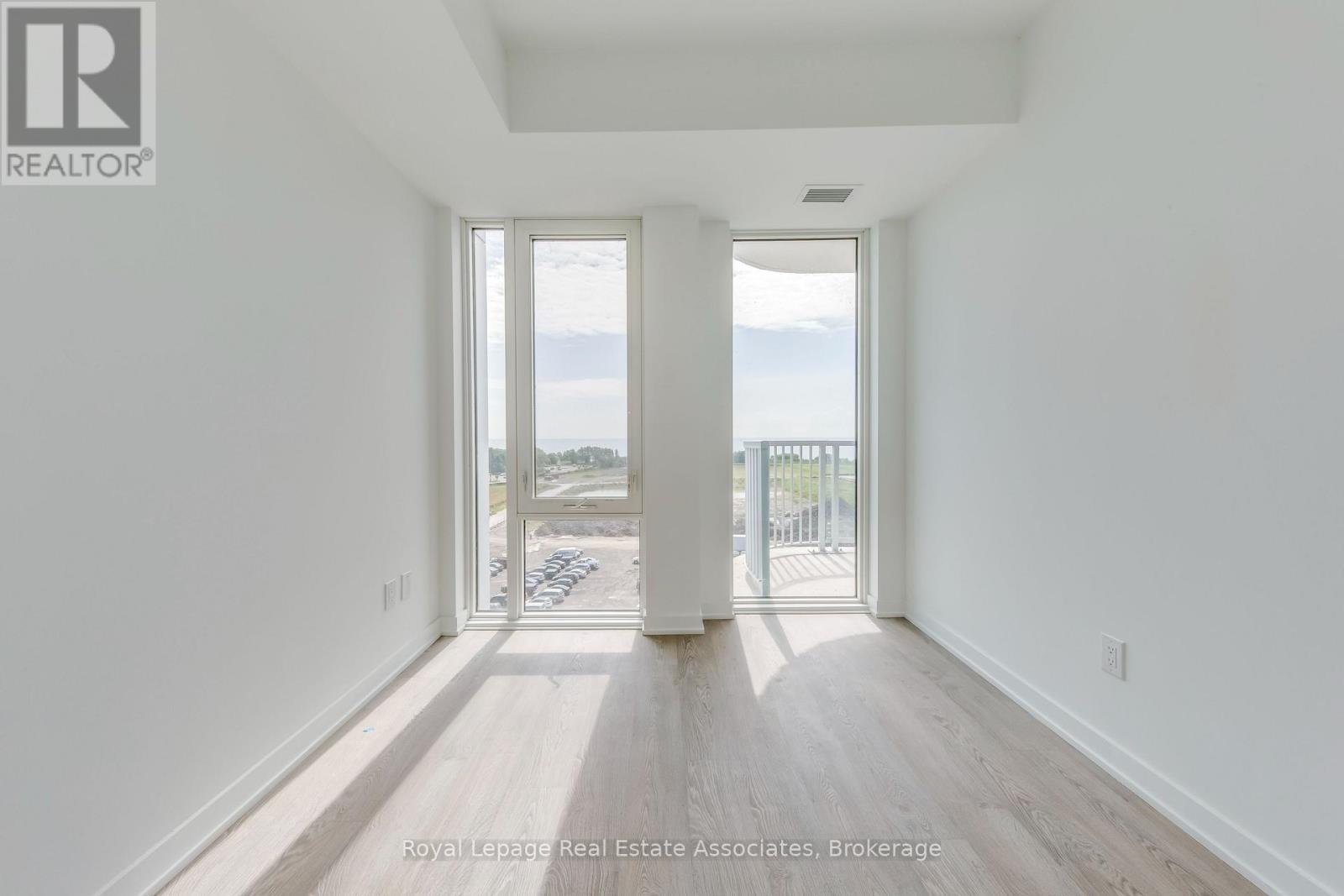 Photo 5 of 806 220 Missinnihe Way, Mississauga ON