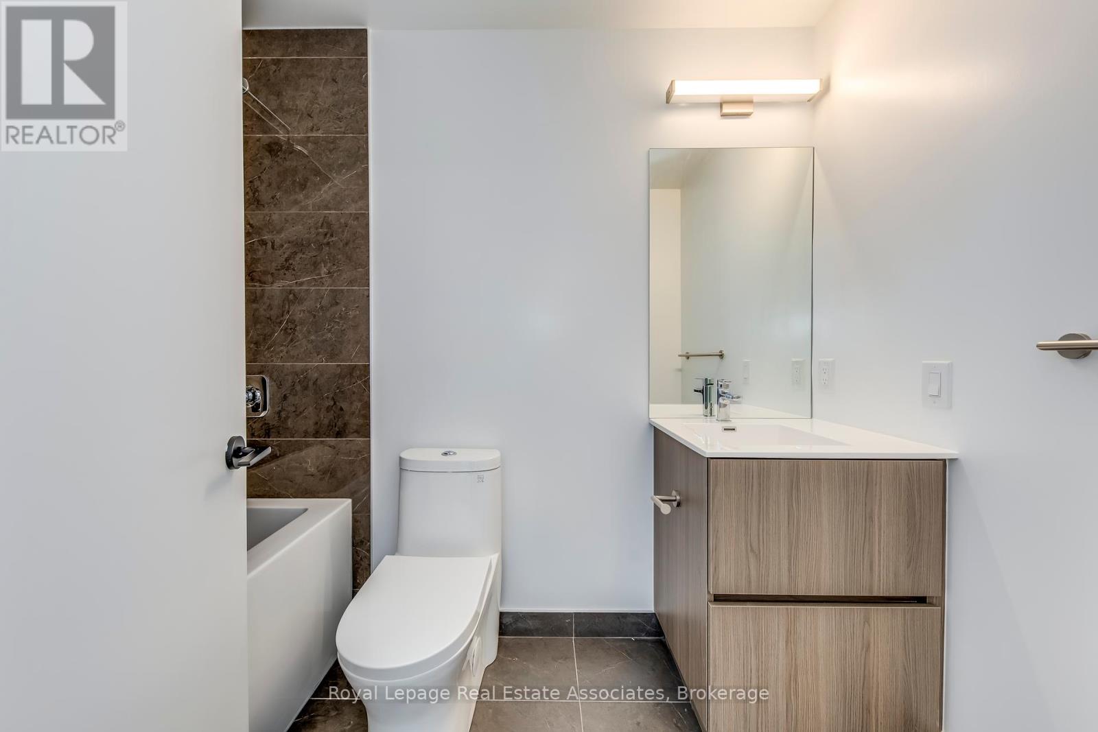 Photo 25 of 806 220 Missinnihe Way, Mississauga ON