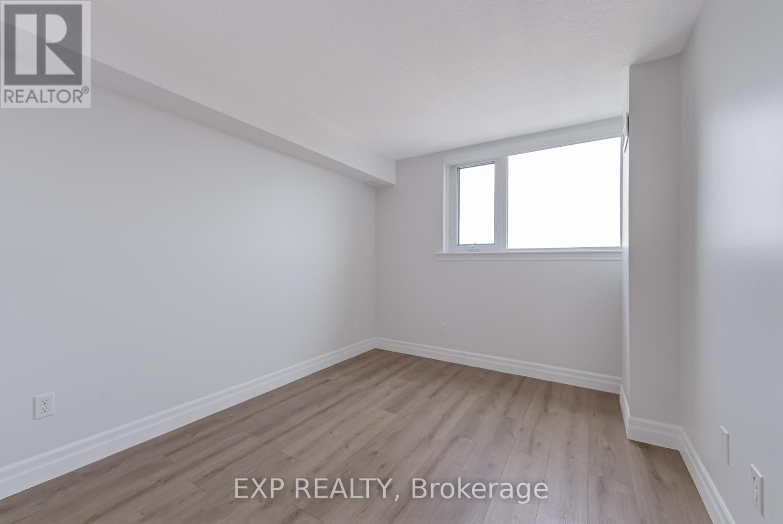 Photo 4 of 1812 270 Scarlett Road, Toronto ON