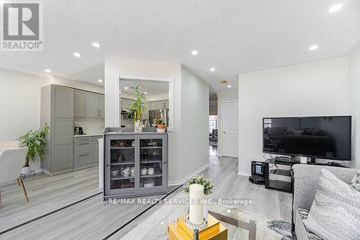 Photo 7 of 47 Heartleaf Crescent, Brampton ON