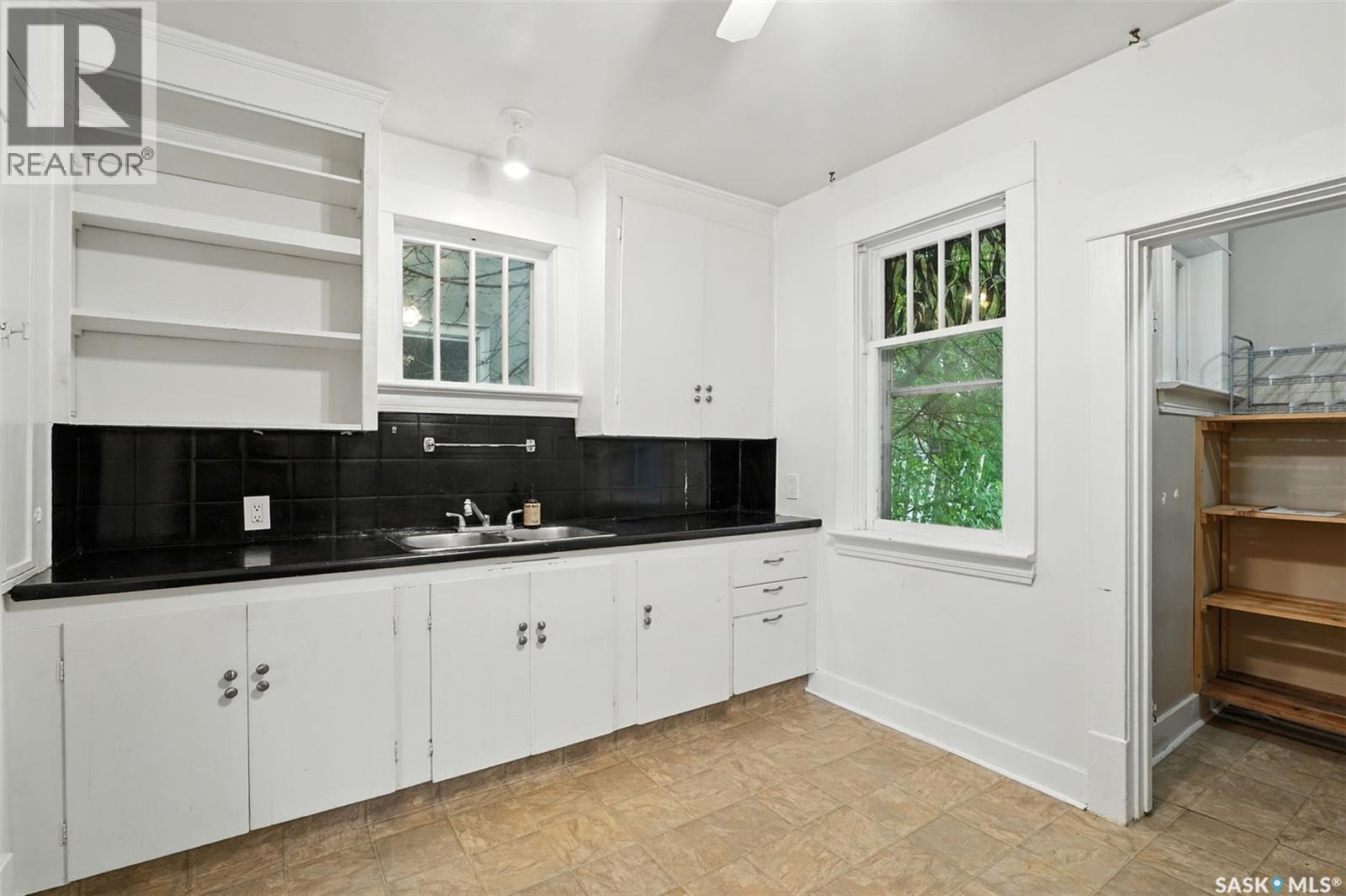 Photo 11 of 322 D Avenue S, Saskatoon SK