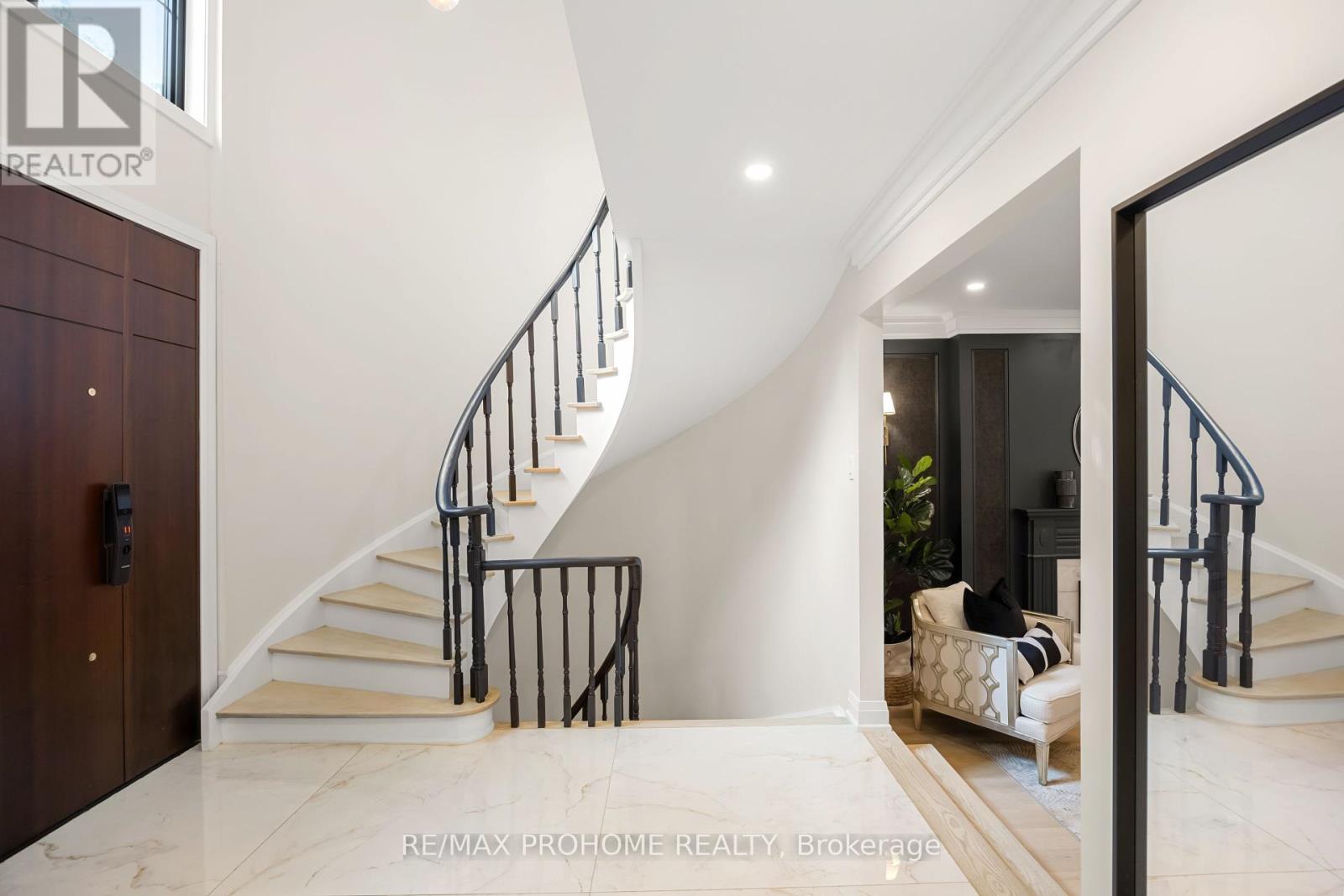 Photo 3 of 22 Fernside Court, Toronto ON