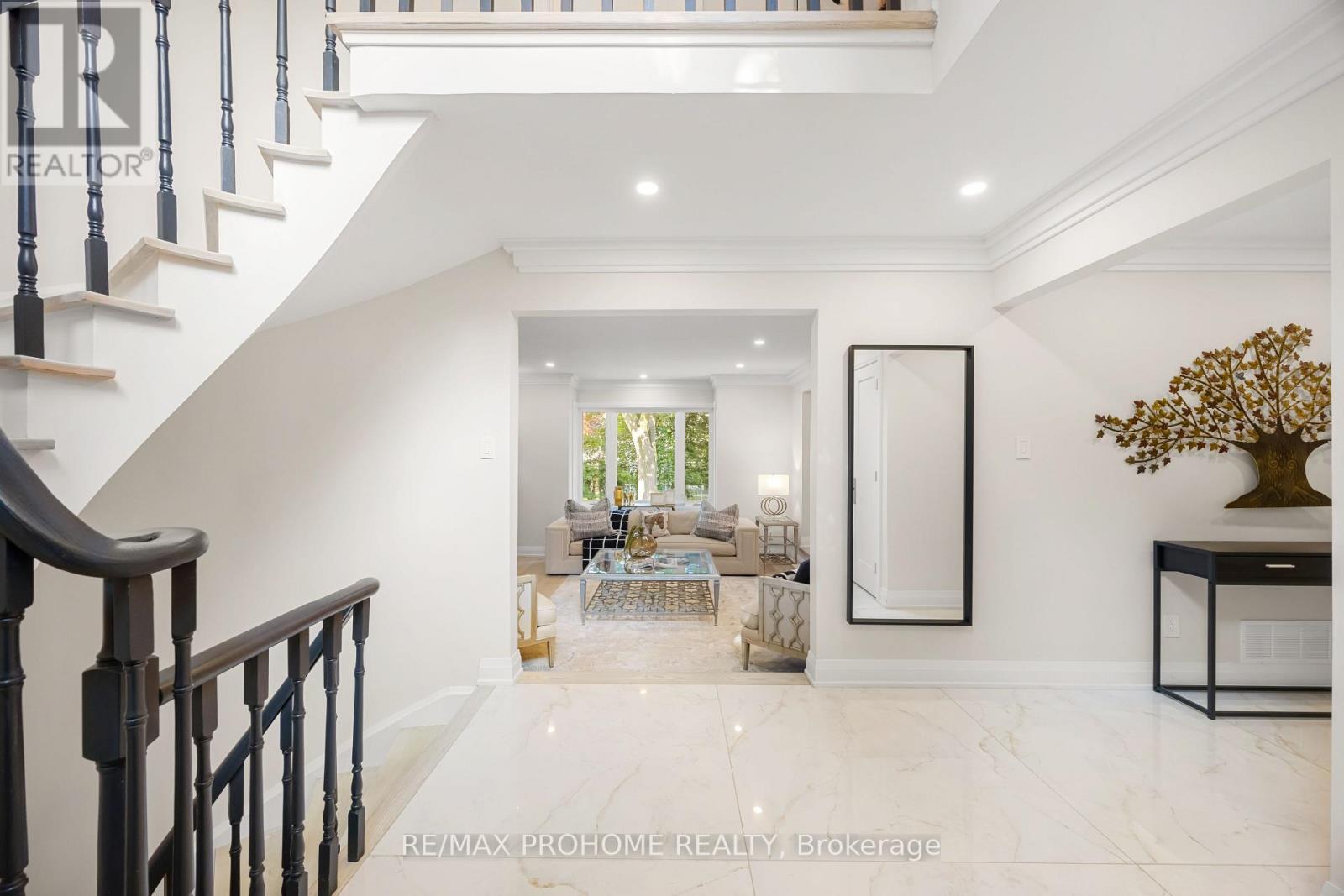 Photo 4 of 22 Fernside Court, Toronto ON