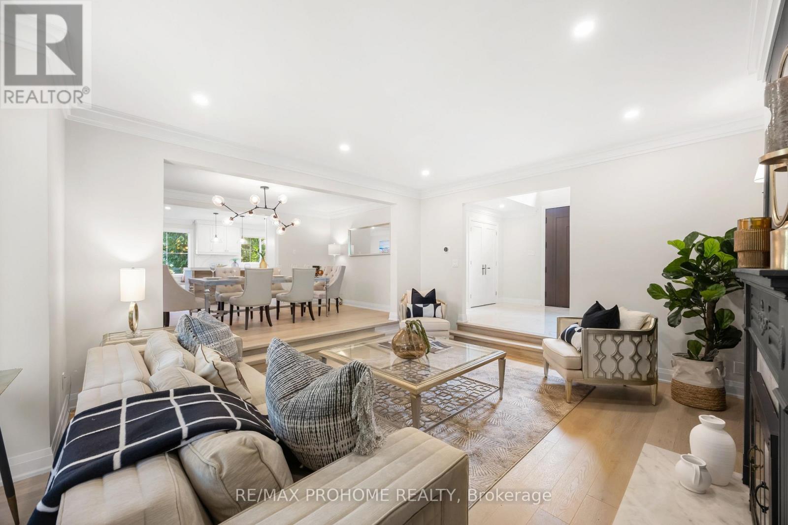 Photo 5 of 22 Fernside Court, Toronto ON