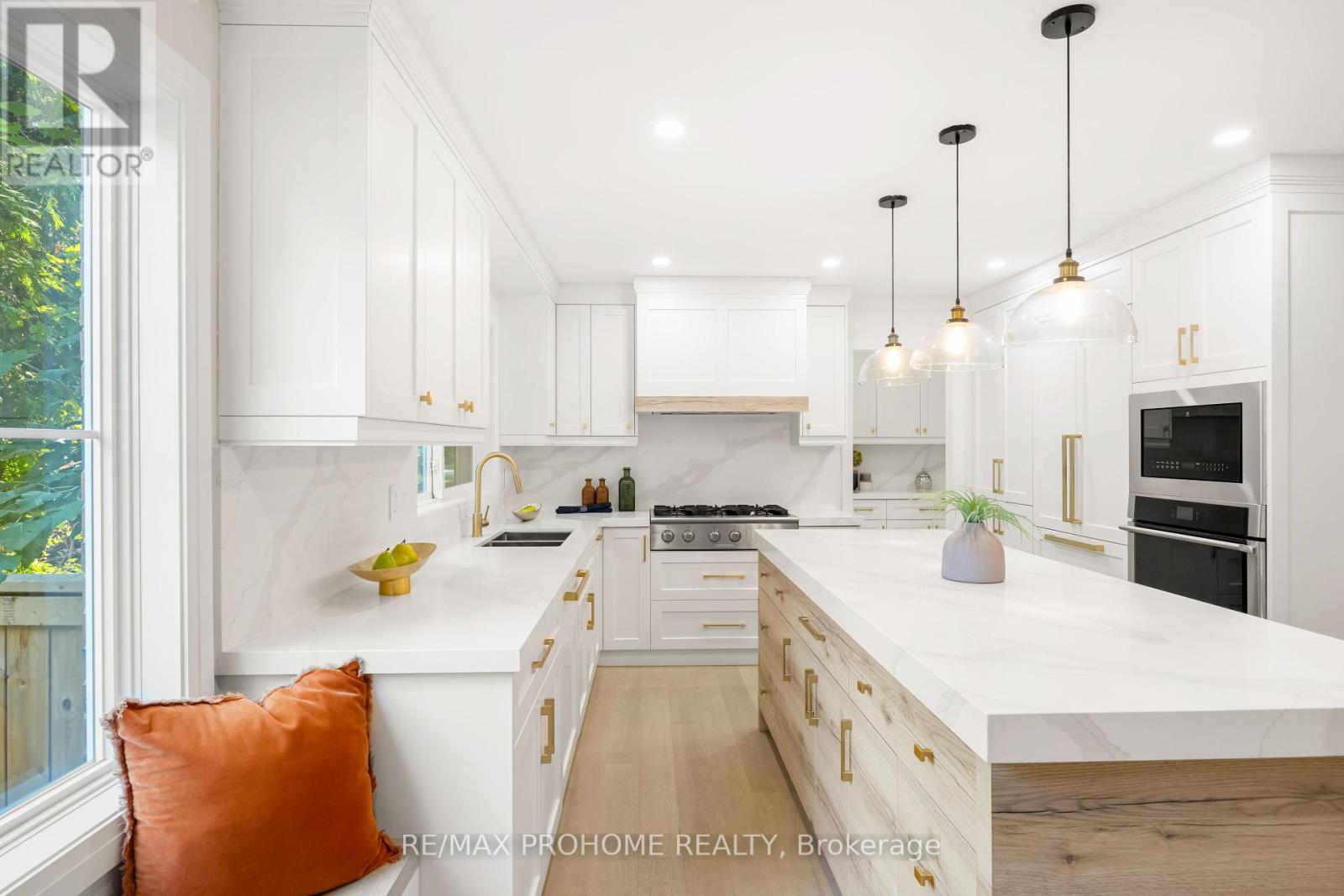 Photo 9 of 22 Fernside Court, Toronto ON