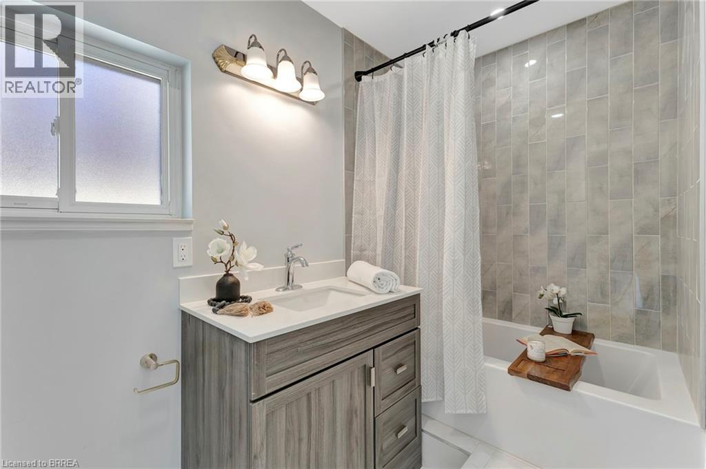 Photo 4 of 94 Superior Street, Brantford ON