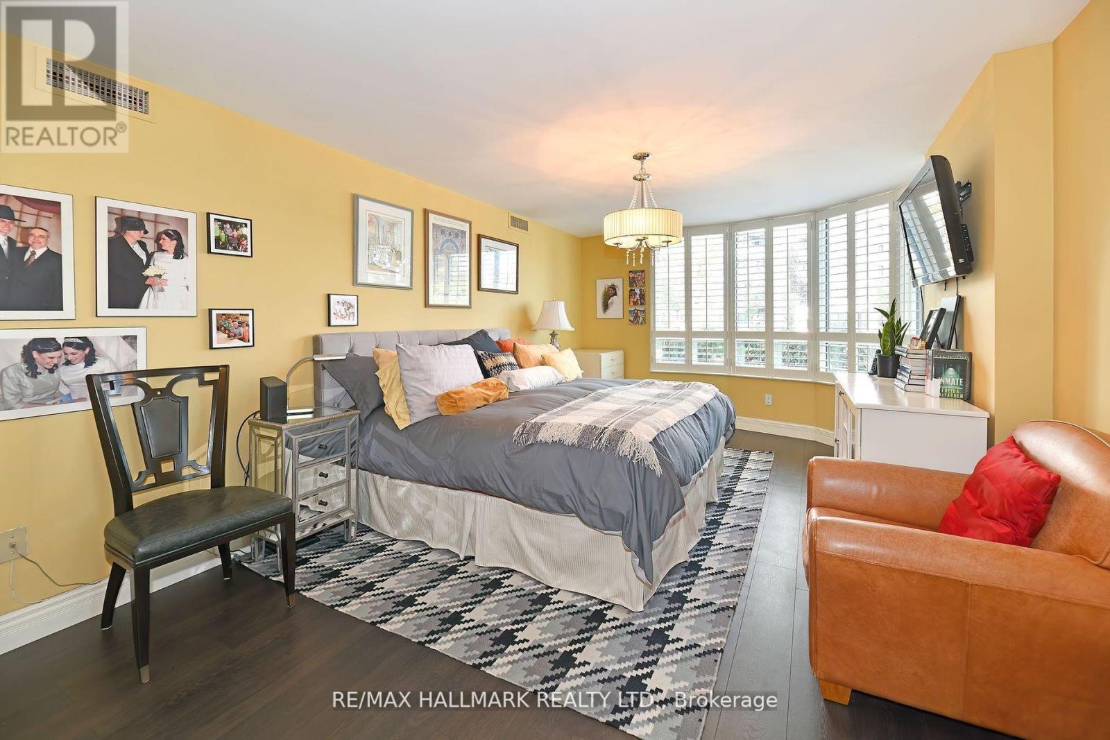 Photo 1 of 105 333 Clark Avenue, Vaughan ON