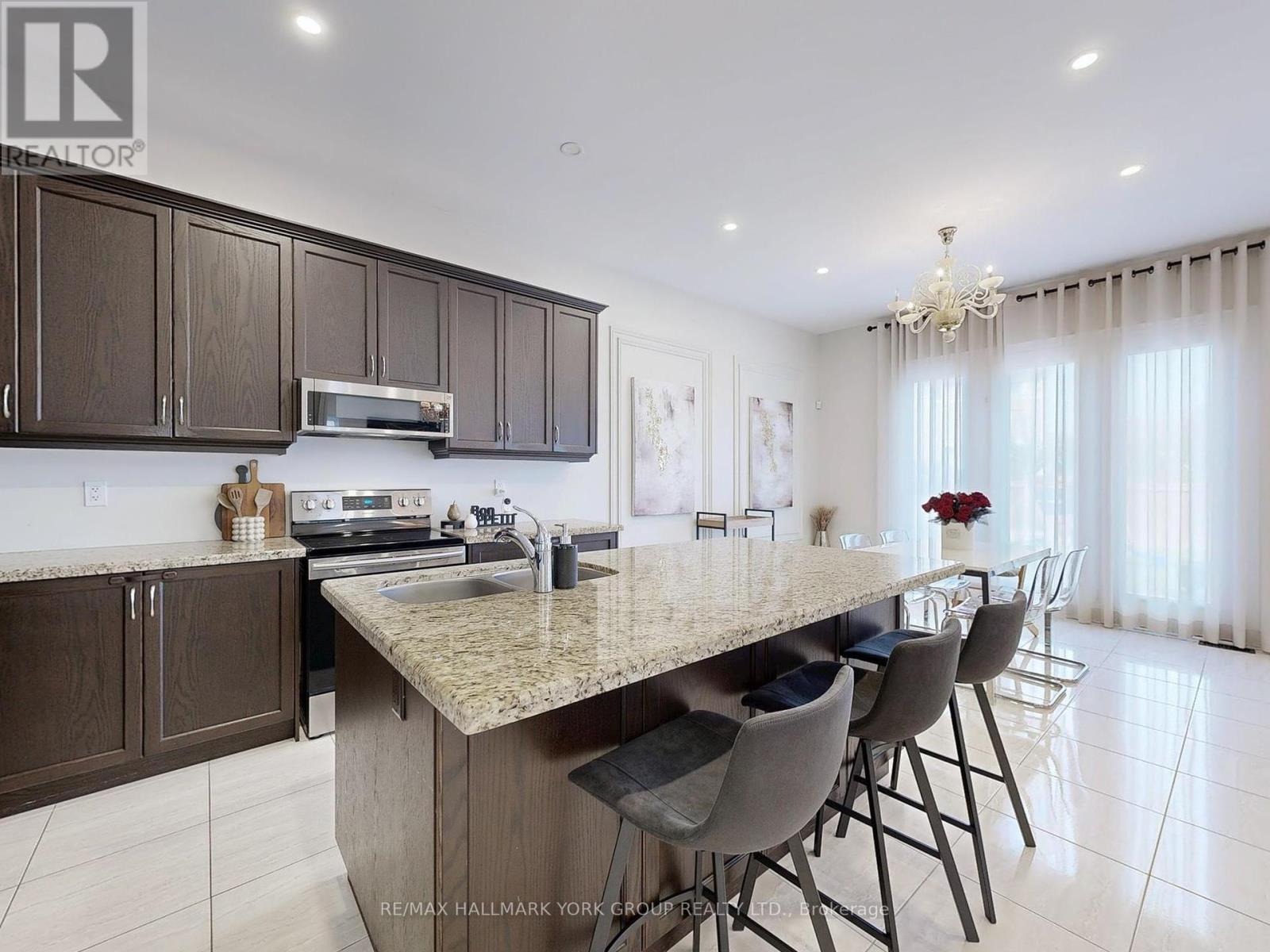 Photo 11 of 299 Mickleburgh Drive, Newmarket ON